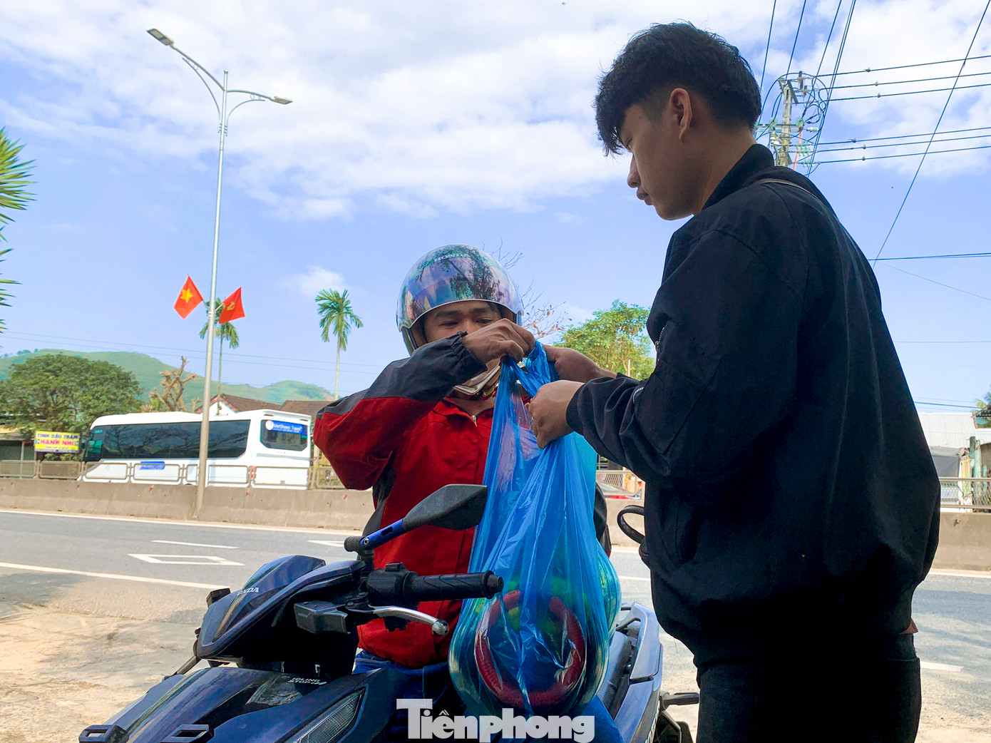 "Không chỉ có tác dụng trang hoàng nhà cửa dịp Tết, dưa hấu khắc chữ thư pháp còn mang ý nghĩa cầu may mắn, tài lộc đến cho gia đình dịp năm mới. Chính vì vậy mà năm nào gia đình tôi cũng chọn mua những trái dưa hấu đẹp với họa tiết bắt mắt và ý nghĩa để thờ cúng lên tổ tiên", anh Phạm Hữu Tiến chia sẻ.