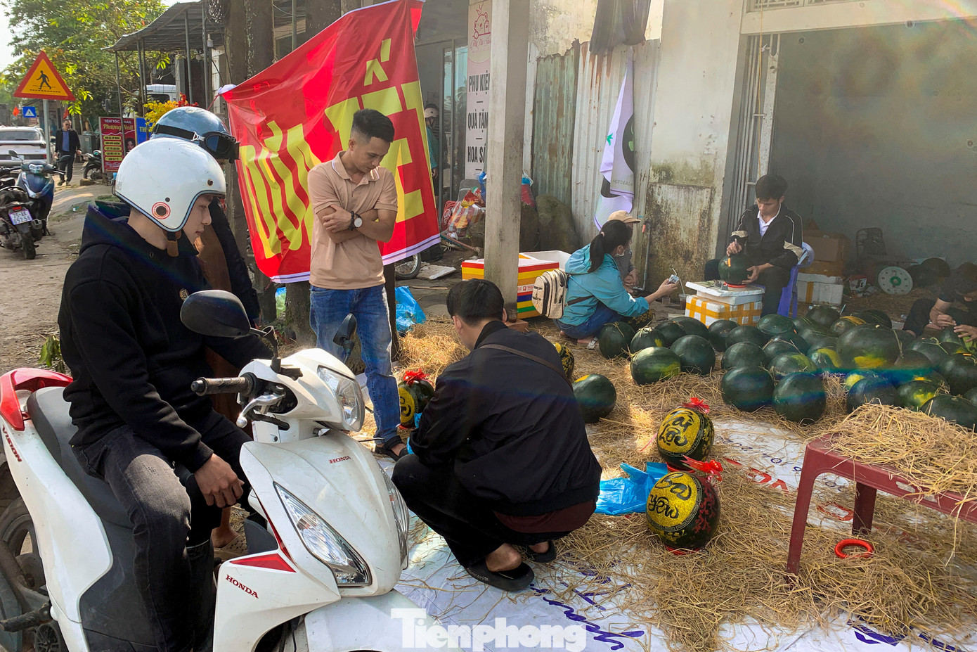 Rất nhiều người đến đặt làm và hỏi mua để về chưng Tết.