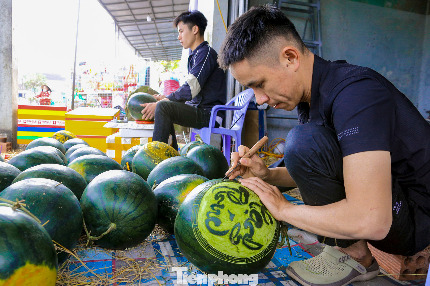 Anh Trương Viết Quý (trú thành phố Huế) chia sẻ từ đầu tháng chạp anh đã nhập hơn 1.000 quả dưa về để khắc hình nghệ thuật bán dịp Tết. "Dưa khắc chữ giá dao động từ 180.000-220.000 đồng/trái tuỳ khách yêu cầu viết chữ ít hay nhiều, thường là chữ "Tài Lộc", "Phú Quý". Với các hình cầu kỳ và đẹp hơn như cá chép, hình thần tài hay hình chim phượng thì mình bán với giá 300.000-400.000 đồng/quả", anh Quý nói.