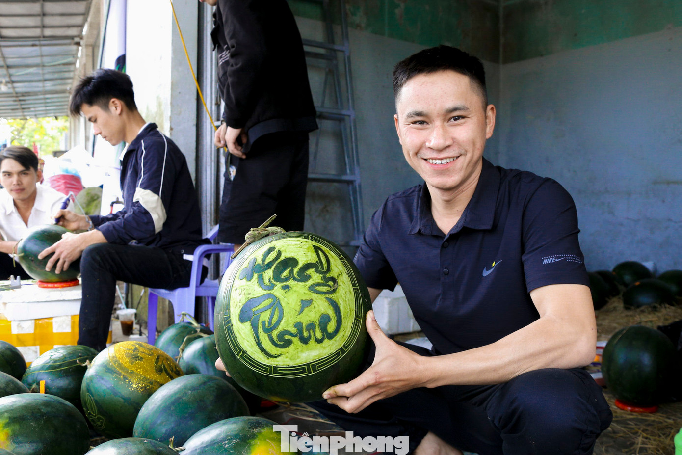 Anh Quý cho biết việc khó nhất khi khắc hình nghệ thuật lên dưa là công đoạn định hình chữ, nếu định hình không đúng hoặc lệch có thể khiến dưa không có hồn, mất đi vẻ đẹp của nó.
