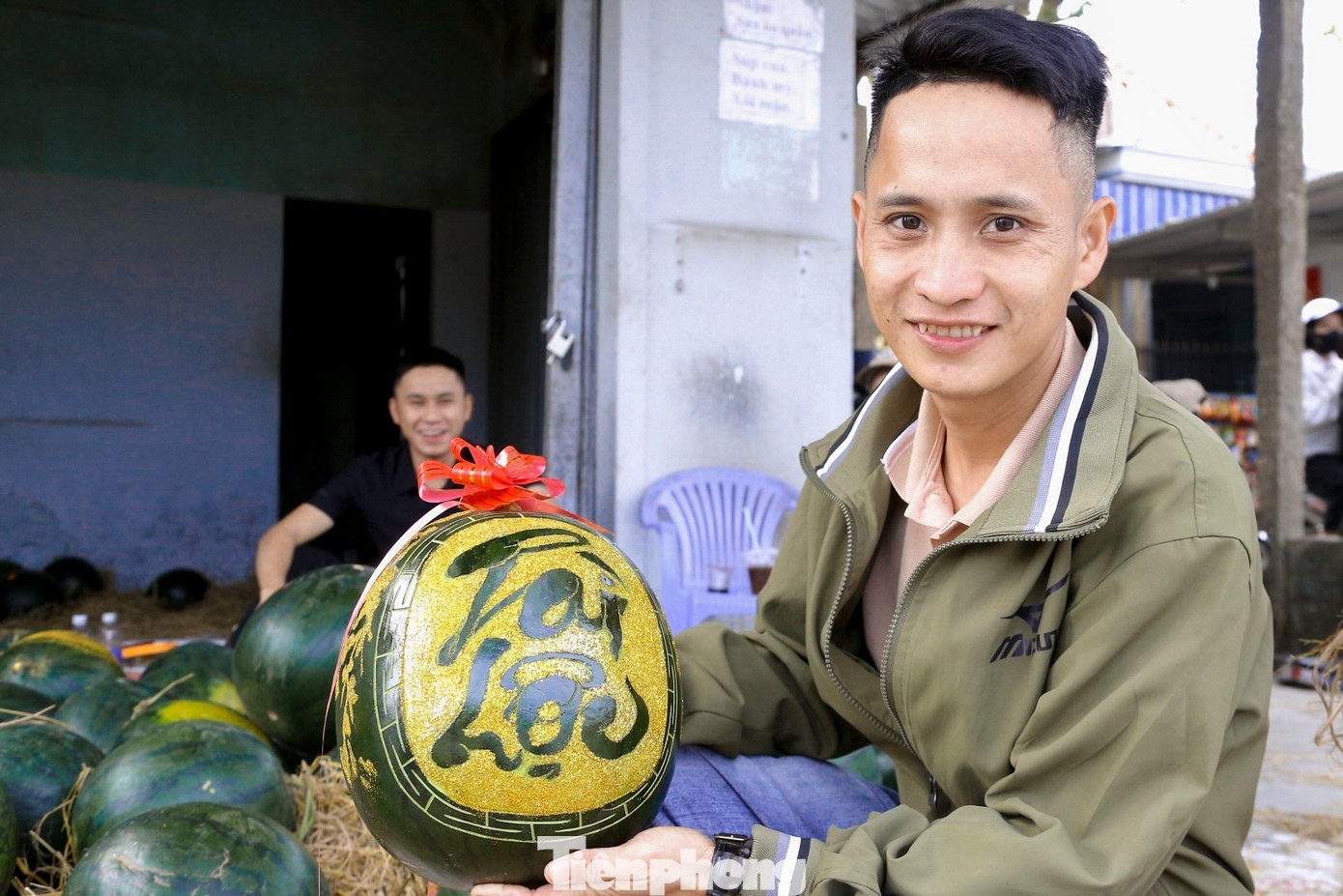 "Năm nào tôi cũng tới mua dưa về để chưng Tết trong gia đình vì dưa hấu tượng trưng cho sự may mắn, tài lộc và sung túc", anh Huỳnh Văn Ngân cho biết.