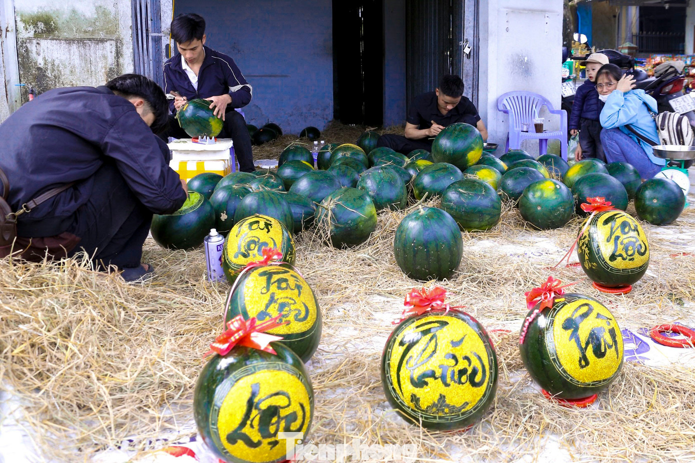 "Những ngày này tôi làm từ sáng sớm đến tối muộn, phải thuê thêm người làm mới kịp để giao hàng cho khách. Mỗi ngày tôi có thể kiếm vài triệu đồng từ việc khắc chữ lên dưa", anh Quý cho hay.