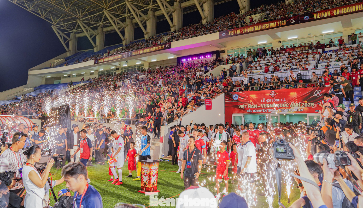 Tối 27/6 trên sân Hòa Xuân (Đà Nẵng), trận giao hữu giữa các huyền thoại MU và đội Việt Nam All Stars đã khép lại trong không khí sôi động và nhiều cảm xúc.