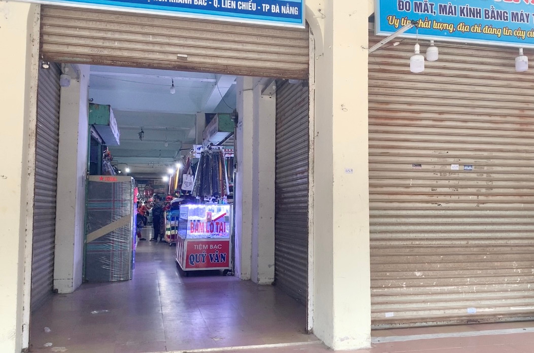 Dù đang là cao điểm mua sắm nhưng nhiều vị trí mặt tiền tại chợ Hòa Khánh chấp nhận đóng cửa.