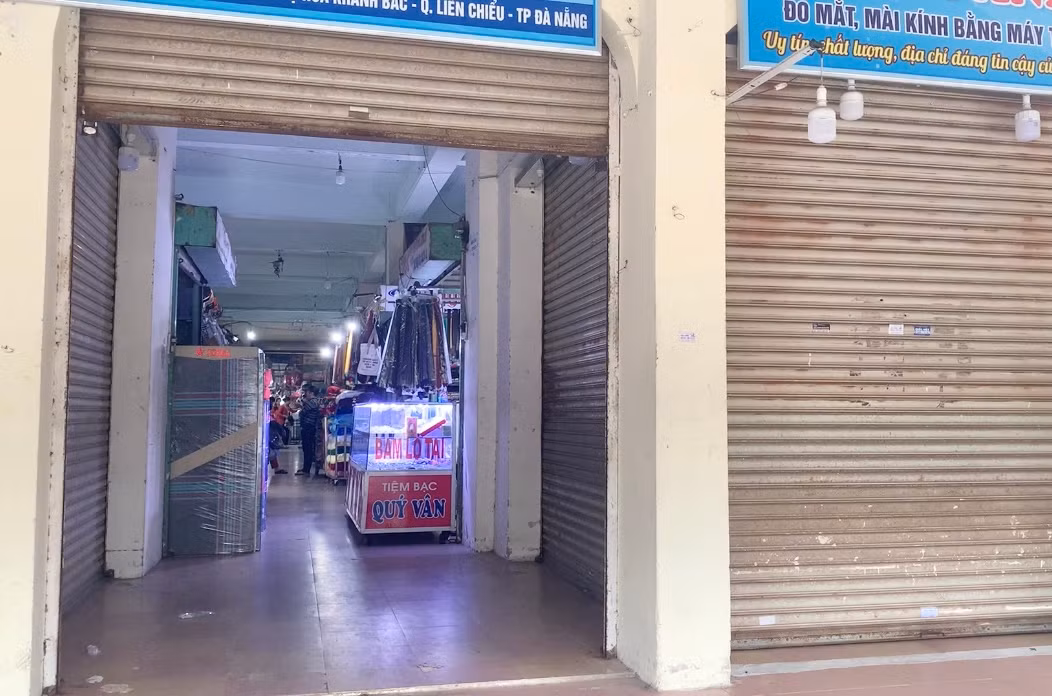 Dù đang là cao điểm mua sắm nhưng nhiều vị trí mặt tiền tại chợ Hòa Khánh chấp nhận đóng cửa.