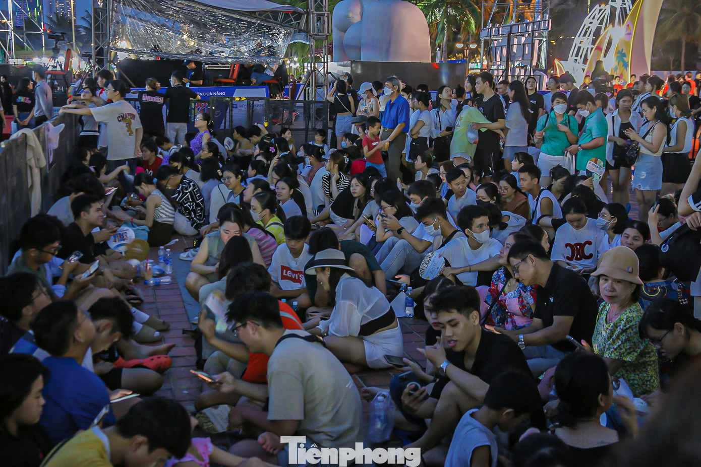 Rất đông khán giả đã đến sớm, chọn cho mình những chỗ ngồi đẹp để chờ xem và thưởng thức. Rất đông khán giả đã đến sớm, chọn cho mình những chỗ ngồi đẹp để chờ xem và thưởng thức.