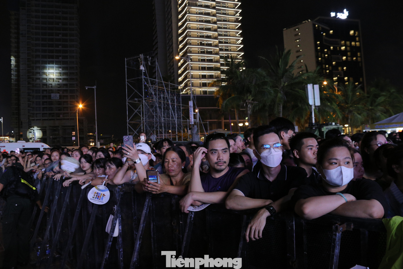 Nhiều khán giả háo hức hướng lên sân khấu. Nhiều khán giả háo hức hướng lên sân khấu.