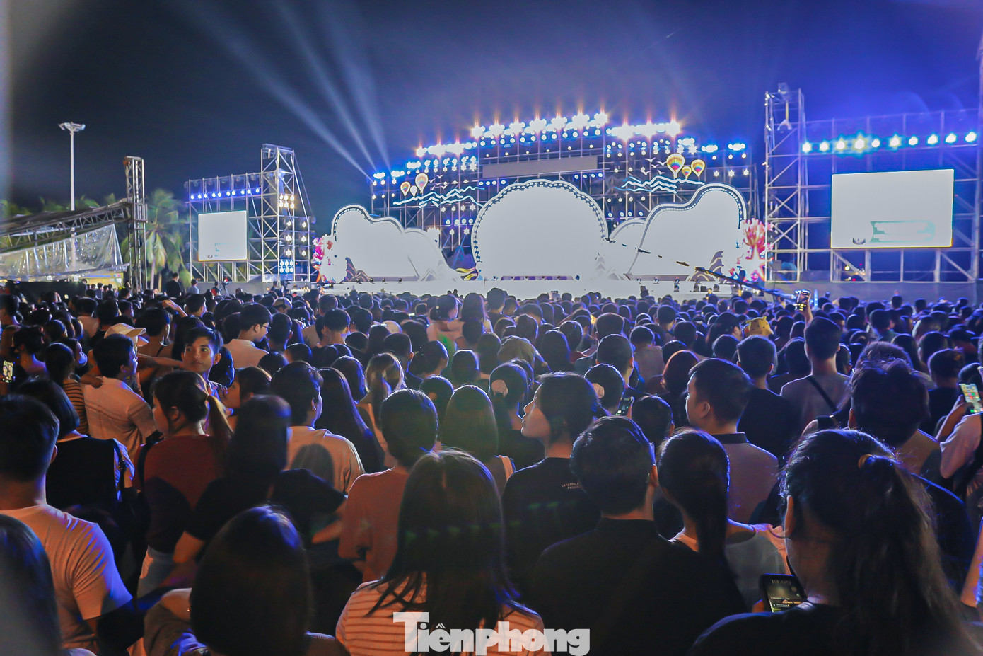 Ghi nhận của phóng viên, từ sớm đã có rất đông người dân đến “xí chỗ” để xem các ca sĩ nổi tiếng như Mỹ Tâm, Noo Phước Thịnh, Phương Ly… trình diễn tại Đại nhạc hội tận hưởng Đà Nẵng 2024. Ghi nhận của phóng viên, từ sớm đã có rất đông người dân đến “xí chỗ” để xem các ca sĩ nổi tiếng như Mỹ Tâm, Noo Phước Thịnh, Phương Ly… trình diễn tại Đại nhạc hội tận hưởng Đà Nẵng 2024.
