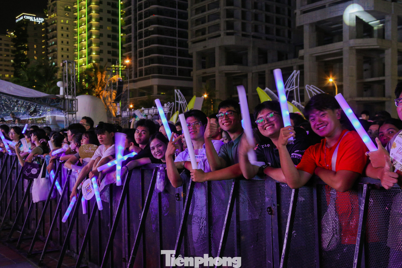 Rất đông khán giả hò reo tên thần tượng, cùng nhảy theo các vũ điệu hết sức sôi động. Rất đông khán giả hò reo tên thần tượng, cùng nhảy theo các vũ điệu hết sức sôi động.