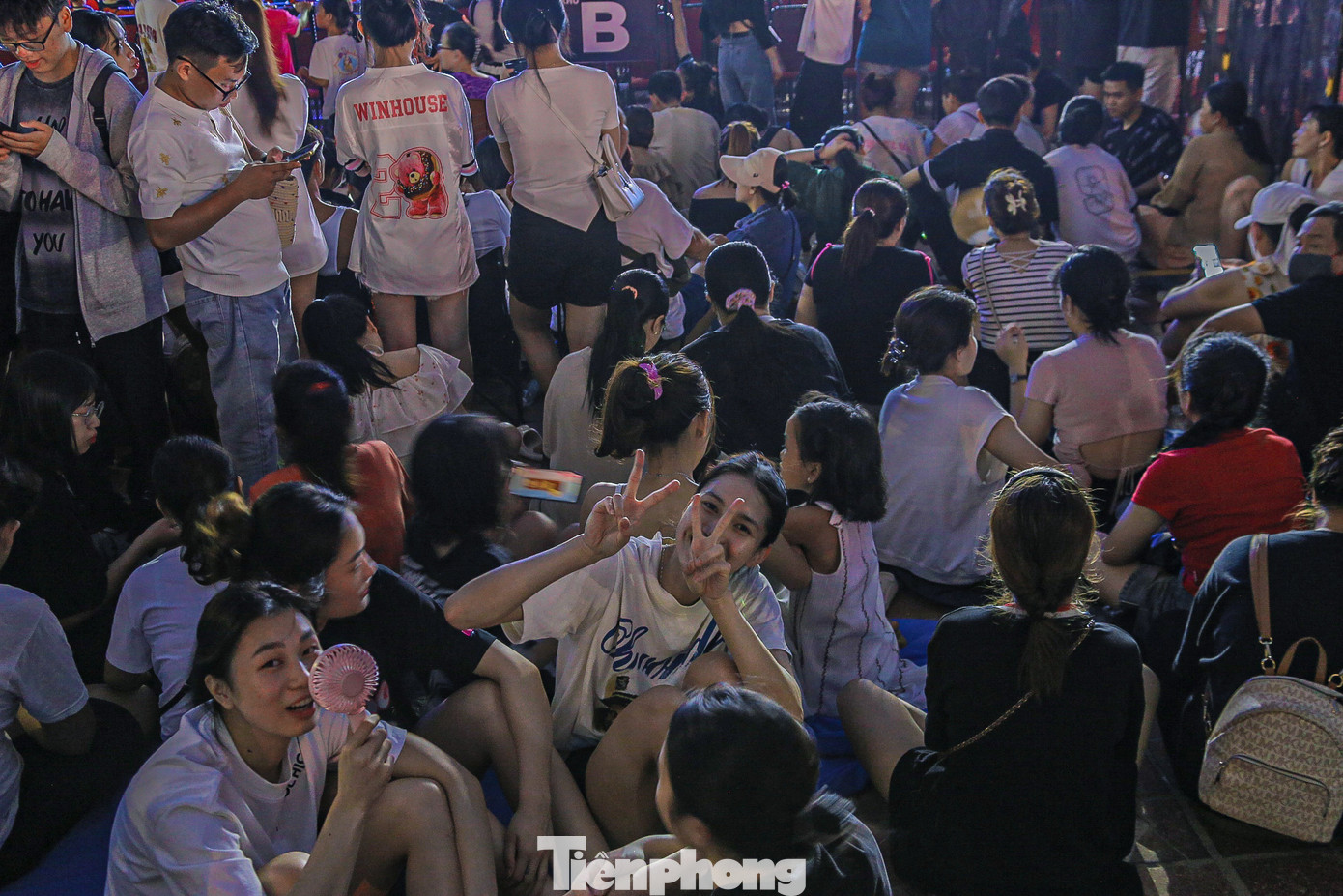 Rất đông khán giả đã đến sớm, chọn cho mình những chỗ ngồi đẹp để chờ xem và thưởng thức. Rất đông khán giả đã đến sớm, chọn cho mình những chỗ ngồi đẹp để chờ xem và thưởng thức.