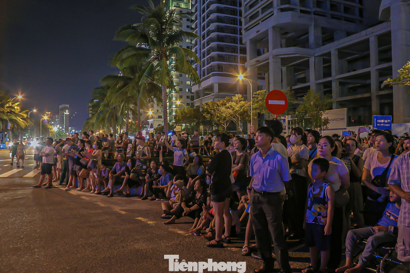 Các con đường chật kín chỗ, lực lượng chức năng phải điều tiết giao thông liên tục để đảm bảo an toàn. Các con đường chật kín chỗ, lực lượng chức năng phải điều tiết giao thông liên tục để đảm bảo an toàn.