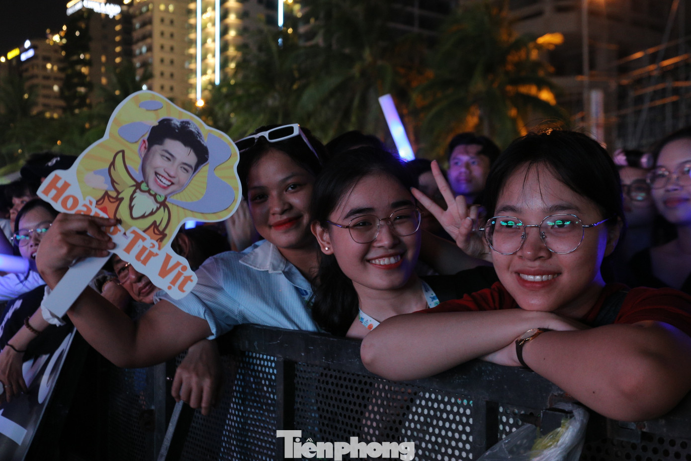 Bạn Phan Thị Kim Tuyết (sinh viên năm 4 ĐH Sư phạm Đà Nẵng) đến từ 17h để giữ chỗ. “Em cùng bạn phải tới từ rất sớm, tìm chỗ đứng gần sân khấu nhất. Đây là lần đầu em được đi xem idol biểu diễn gần như vậy. Em mong có nhiều chương trình hay, hấp dẫn như thế này để Đà Nẵng ngày càng phát triển, thu hút khách du lịch”, Kim Tuyết vui vẻ nói. Bạn Phan Thị Kim Tuyết (sinh viên năm 4 ĐH Sư phạm Đà Nẵng) đến từ 17h để giữ chỗ. “Em cùng bạn phải tới từ rất sớm, tìm chỗ đứng gần sân khấu nhất. Đây là lần đầu em được đi xem idol biểu diễn gần như vậy. Em mong có nhiều chương trình hay, hấp dẫn như thế này để Đà Nẵng ngày càng phát triển, thu hút khách du lịch”, Kim Tuyết vui vẻ nói.