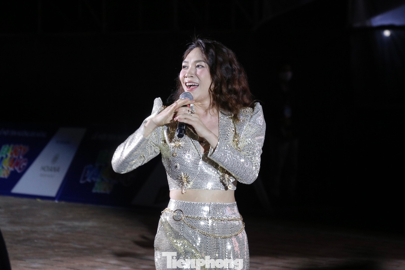 Không để khán giả chờ lâu, ca sĩ Mỹ Tâm, Noo Phước Thịnh, Phương Ly… đã có màn đốt cháy sân khấu với những bản “hit” đình đám. Không để khán giả chờ lâu, ca sĩ Mỹ Tâm, Noo Phước Thịnh, Phương Ly… đã có màn đốt cháy sân khấu với những bản “hit” đình đám.