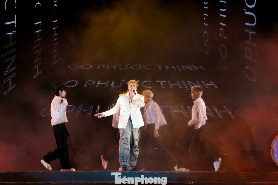 Không để khán giả chờ lâu, ca sĩ Mỹ Tâm, Noo Phước Thịnh, Phương Ly… đã có màn đốt cháy sân khấu với những bản “hit” đình đám. Không để khán giả chờ lâu, ca sĩ Mỹ Tâm, Noo Phước Thịnh, Phương Ly… đã có màn đốt cháy sân khấu với những bản “hit” đình đám.