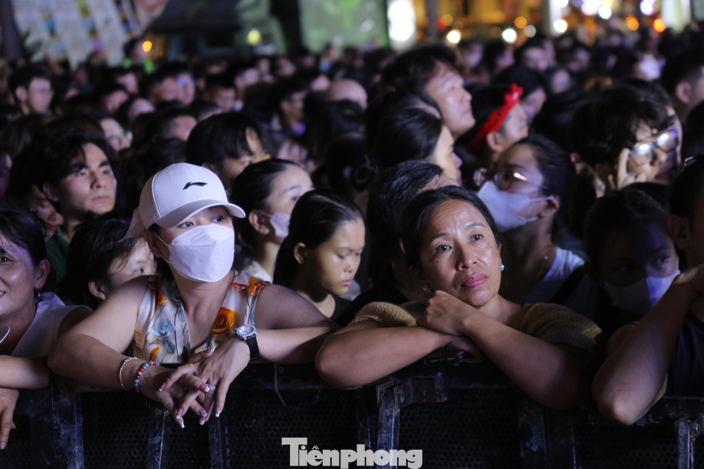 “Tôi nghe có ca sĩ Mỹ Tâm nên mong chờ xem idol trình diễn. Tôi mê Mỹ Tâm từ lúc nhỏ nhưng giờ mới tận mắt thấy ngoài đời nên rất vui. Tuy phải đợi hơn 3 tiếng đồng hồ mới được thấy thần tượng hát nhưng cũng mãn nguyện”, bà Nguyễn Thị Hoa chia sẻ. “Tôi nghe có ca sĩ Mỹ Tâm nên mong chờ xem idol trình diễn. Tôi mê Mỹ Tâm từ lúc nhỏ nhưng giờ mới tận mắt thấy ngoài đời nên rất vui. Tuy phải đợi hơn 3 tiếng đồng hồ mới được thấy thần tượng hát nhưng cũng mãn nguyện”, bà Nguyễn Thị Hoa chia sẻ.