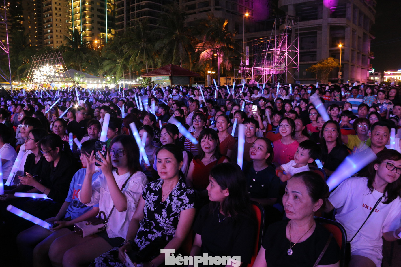 Rất đông khán giả hò reo tên thần tượng, cùng nhảy theo các vũ điệu hết sức sôi động. Rất đông khán giả hò reo tên thần tượng, cùng nhảy theo các vũ điệu hết sức sôi động.