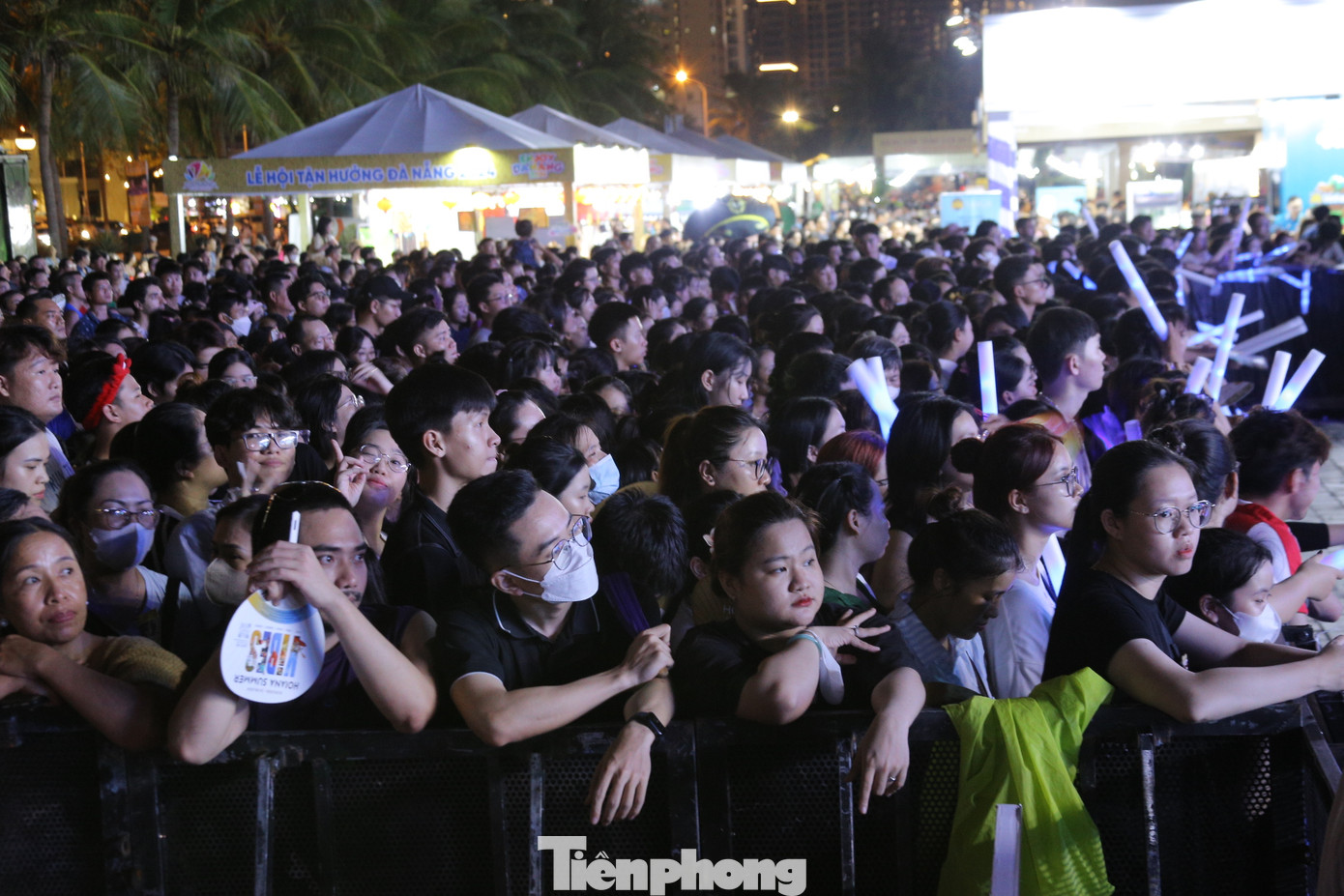 Nhiều khán giả háo hức hướng lên sân khấu. Nhiều khán giả háo hức hướng lên sân khấu.