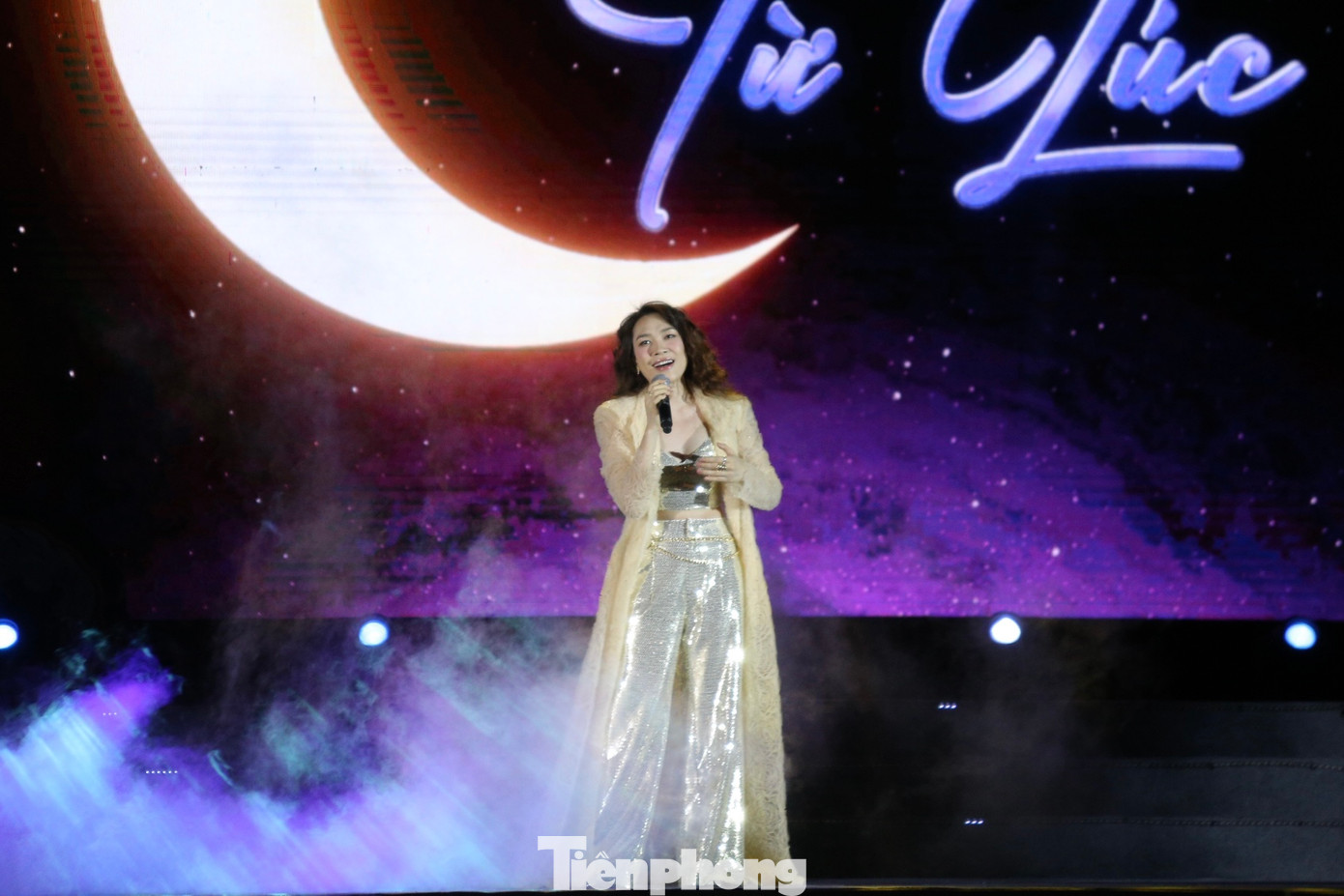 Không để khán giả chờ lâu, ca sĩ Mỹ Tâm, Noo Phước Thịnh, Phương Ly… đã có màn đốt cháy sân khấu với những bản “hit” đình đám. Không để khán giả chờ lâu, ca sĩ Mỹ Tâm, Noo Phước Thịnh, Phương Ly… đã có màn đốt cháy sân khấu với những bản “hit” đình đám.