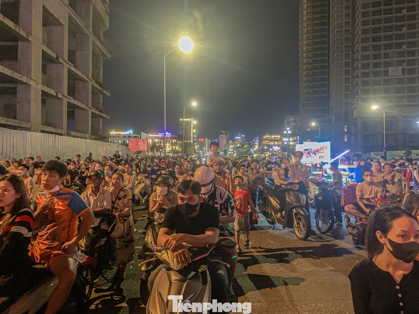 Các con đường chật kín chỗ, lực lượng chức năng phải điều tiết giao thông liên tục để đảm bảo an toàn. Các con đường chật kín chỗ, lực lượng chức năng phải điều tiết giao thông liên tục để đảm bảo an toàn.