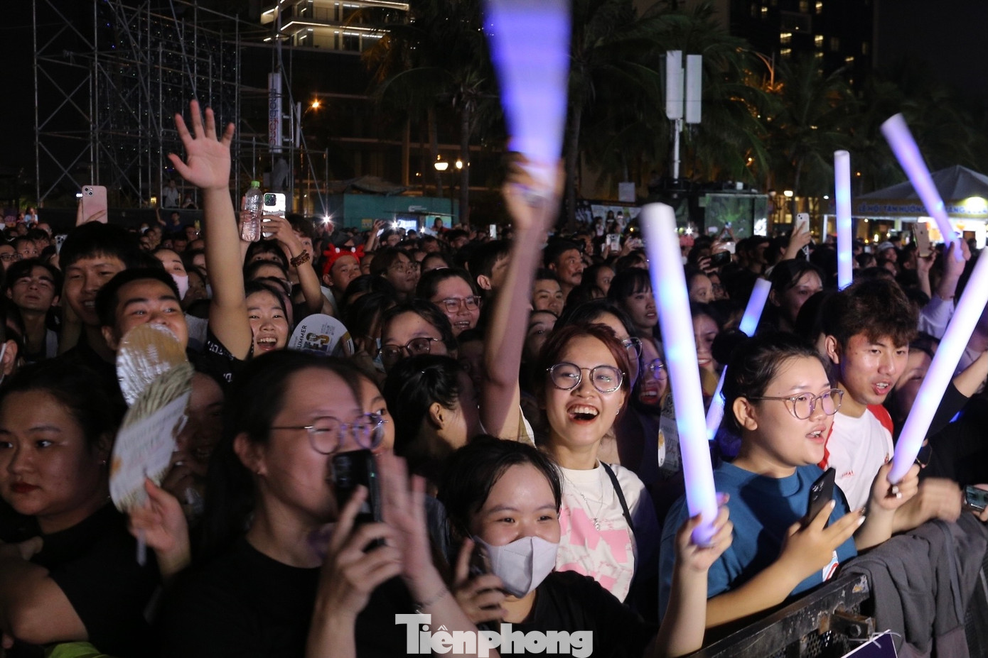 Rất đông khán giả hò reo tên thần tượng, cùng nhảy theo các vũ điệu hết sức sôi động. Rất đông khán giả hò reo tên thần tượng, cùng nhảy theo các vũ điệu hết sức sôi động.