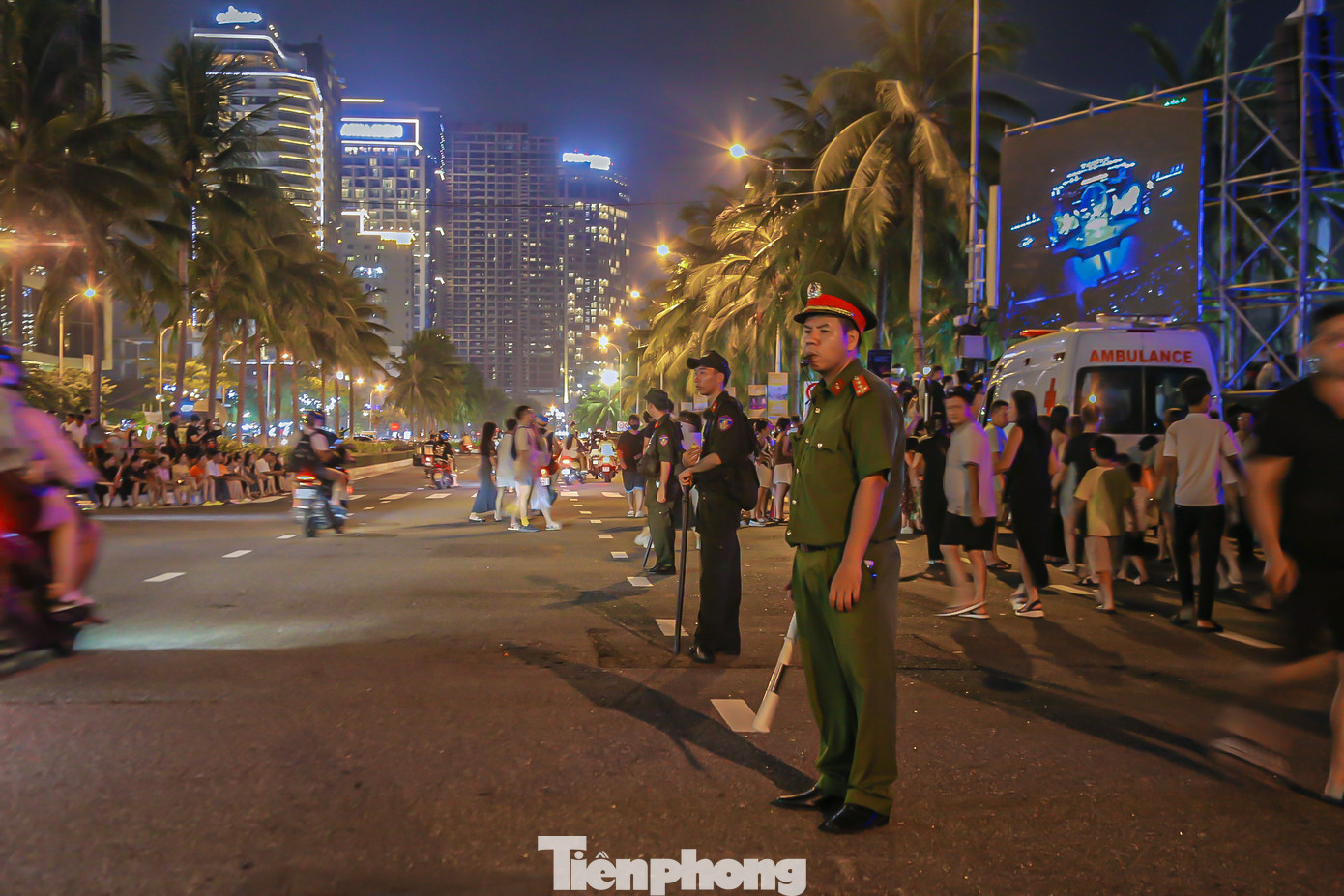 Các con đường chật kín chỗ, lực lượng chức năng phải điều tiết giao thông liên tục để đảm bảo an toàn. Các con đường chật kín chỗ, lực lượng chức năng phải điều tiết giao thông liên tục để đảm bảo an toàn.