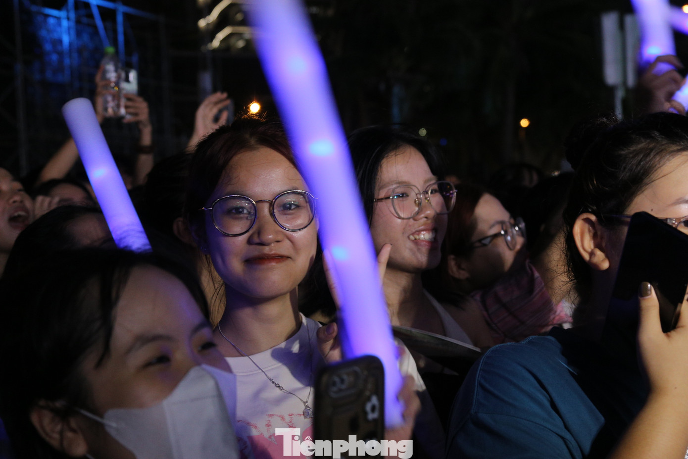 Rất đông khán giả hò reo tên thần tượng, cùng nhảy theo các vũ điệu hết sức sôi động. Rất đông khán giả hò reo tên thần tượng, cùng nhảy theo các vũ điệu hết sức sôi động.