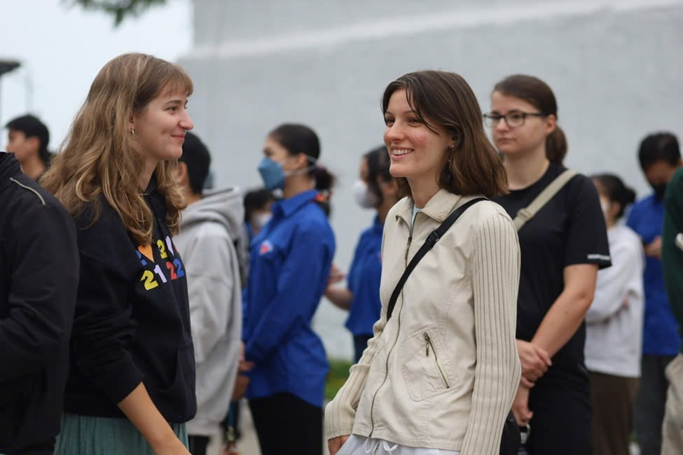 Đặc biệt, chiến dịch còn có các bạn tình nguyện viên quốc tế, đó là những du khách đến Đà Nẵng tham quan, nghỉ dưỡng. Đặc biệt, chiến dịch còn có các bạn tình nguyện viên quốc tế, đó là những du khách đến Đà Nẵng tham quan, nghỉ dưỡng.