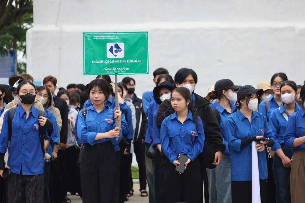 Lễ phát động tại Bến thủy nội địa CT15, bán đảo Sơn Trà (TP. Đà Nẵng) thu hút hàng trăm đoàn viên thanh niên cùng người dân địa phương tham gia. Lễ phát động tại Bến thủy nội địa CT15, bán đảo Sơn Trà (TP. Đà Nẵng) thu hút hàng trăm đoàn viên thanh niên cùng người dân địa phương tham gia.