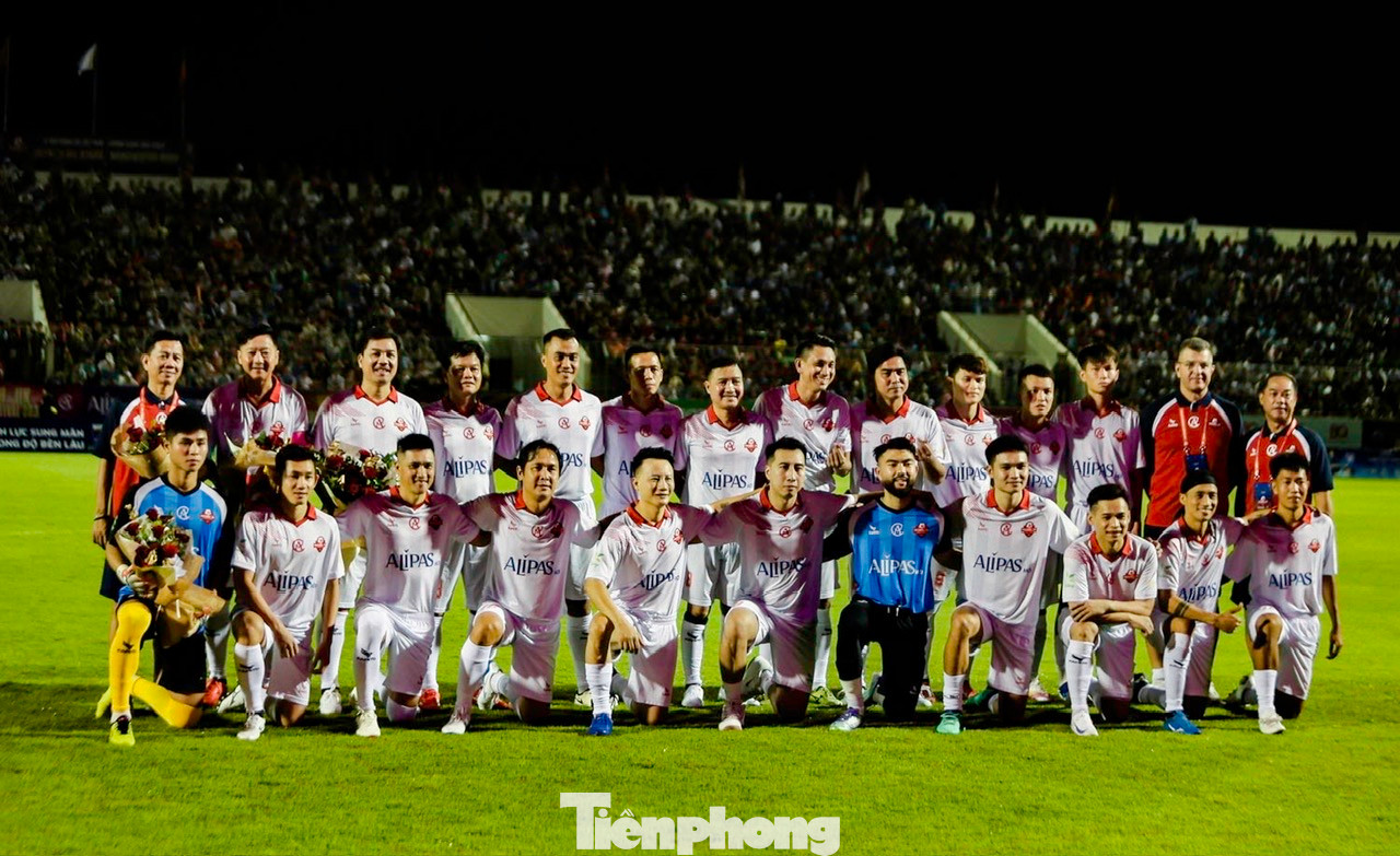 Sự kiện đánh dấu kỷ niệm 52 năm thiết lập quan hệ ngoại giao Việt Nam - Vương quốc Anh. Trận đấu quy tụ nhiều tên tuổi lớn của bóng đá như Ryan Giggs, Paul Scholes, Michael Owen, Dwight Yorke, cùng các cựu tuyển thủ Việt Nam như Công Vinh, Huỳnh Đức, Văn Quyết, Minh Phương... và các nghệ sĩ nổi tiếng như Độ Mixi, Đỗ Kim Phúc...