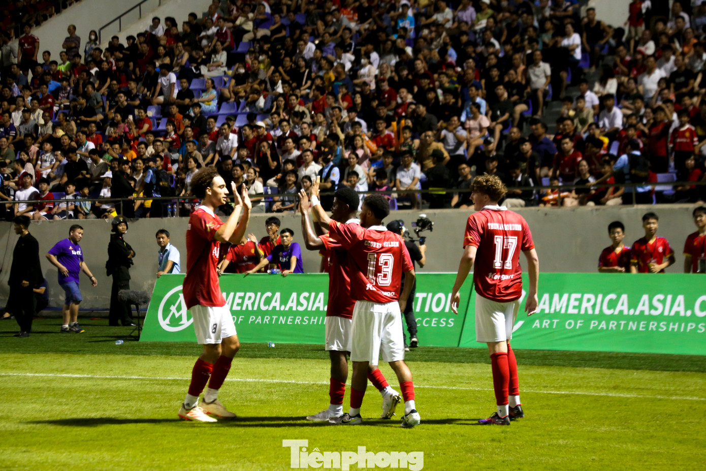 Sang hiệp hai, MU Legends tiếp tục chơi sắc nét. Phút 66, họ có bàn thắng thứ tư sau pha phản công nhanh. Đến phút 80, Việt Thắng tận dụng sai lầm của thủ môn đội bạn để ấn định tỷ số 2-4 cho đội Việt Nam All Stars.