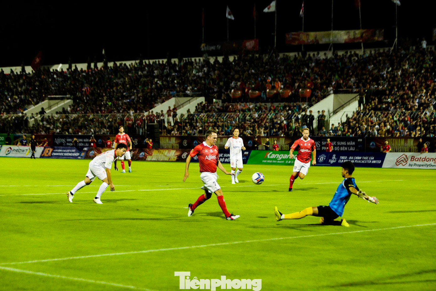 Ngay từ những phút đầu, khi khán giả còn chưa kịp ổn định chỗ ngồi, Michael Owen đã khiến sân Hòa Xuân bùng nổ với bàn mở tỷ số ở phút thứ 6 bằng pha chích bóng tinh tế. Đến phút 27, cựu tiền đạo tuyển Anh tiếp tục ghi dấu ấn khi dễ dàng hoàn tất cú đúp trên chấm phạt đền, nâng tỷ số lên 2-0 cho các huyền thoại MU. Không lâu sau đó, Ryan Giggs suýt chút nữa gia tăng cách biệt bằng cú sút sạt cột dọc trong gang tấc.