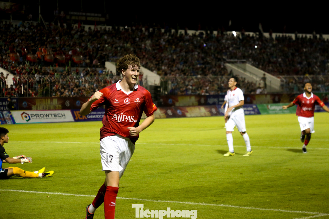 Sang hiệp hai, MU Legends tiếp tục chơi sắc nét. Phút 66, họ có bàn thắng thứ tư sau pha phản công nhanh. Đến phút 80, Việt Thắng tận dụng sai lầm của thủ môn đội bạn để ấn định tỷ số 2-4 cho đội Việt Nam All Stars.