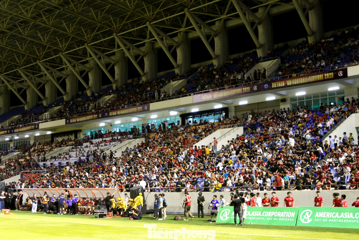 Trận đấu thu hút ngàn khán giả đến xem và cổ vũ cho thần tượng của mình, tạo nên bầu không khí bóng đá cuồng nhiệt tại Đà Nẵng.