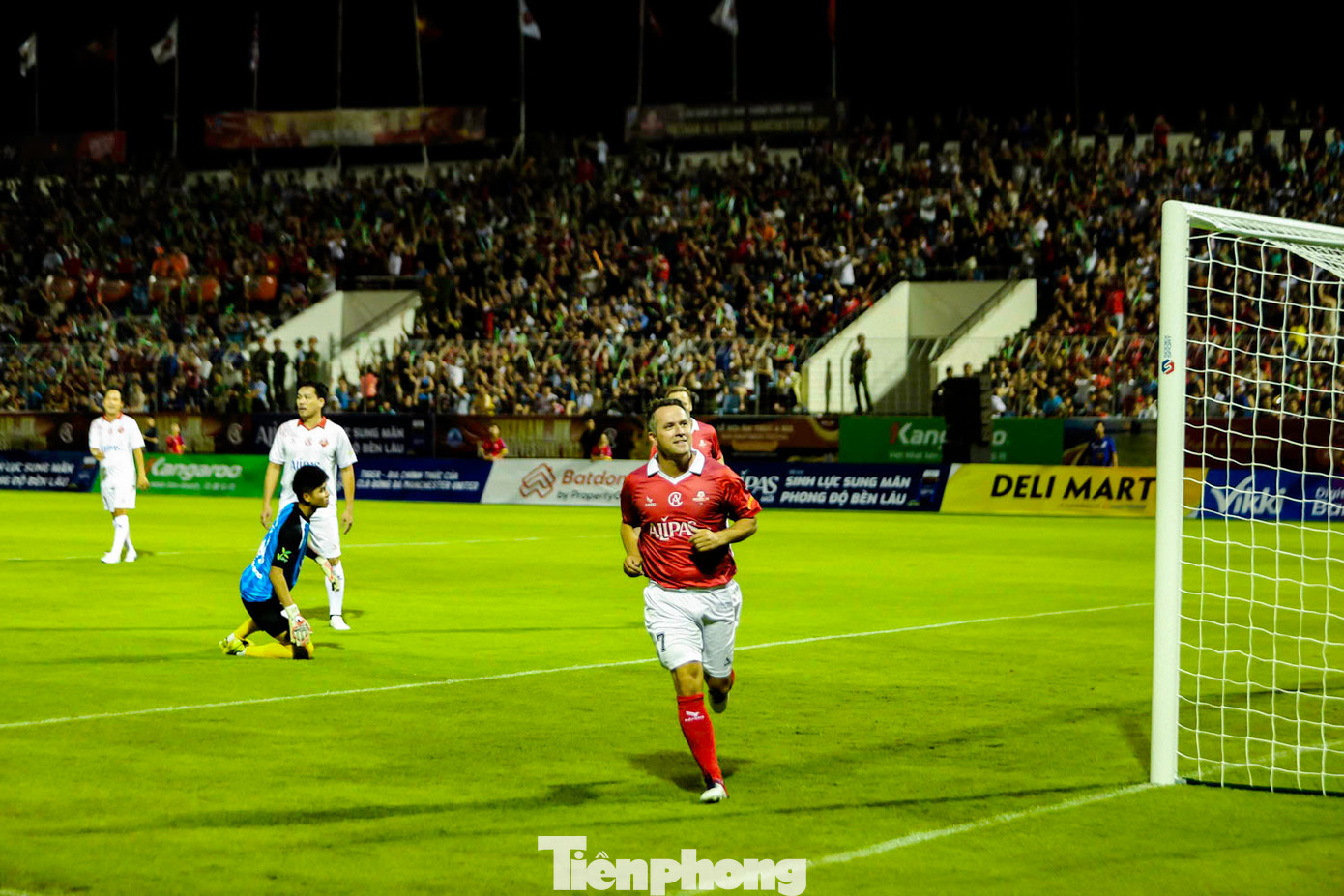 Michael Owen là người mở tỷ số trận đấu ngay từ phút thứ 6.