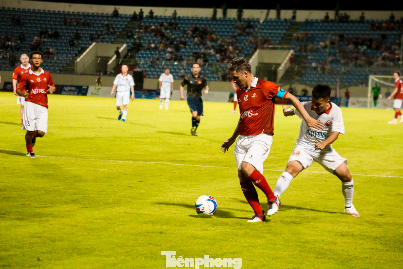 Sang hiệp hai, MU Legends tiếp tục chơi sắc nét. Phút 66, họ có bàn thắng thứ tư sau pha phản công nhanh. Đến phút 80, Việt Thắng tận dụng sai lầm của thủ môn đội bạn để ấn định tỷ số 2-4 cho đội Việt Nam All Stars.