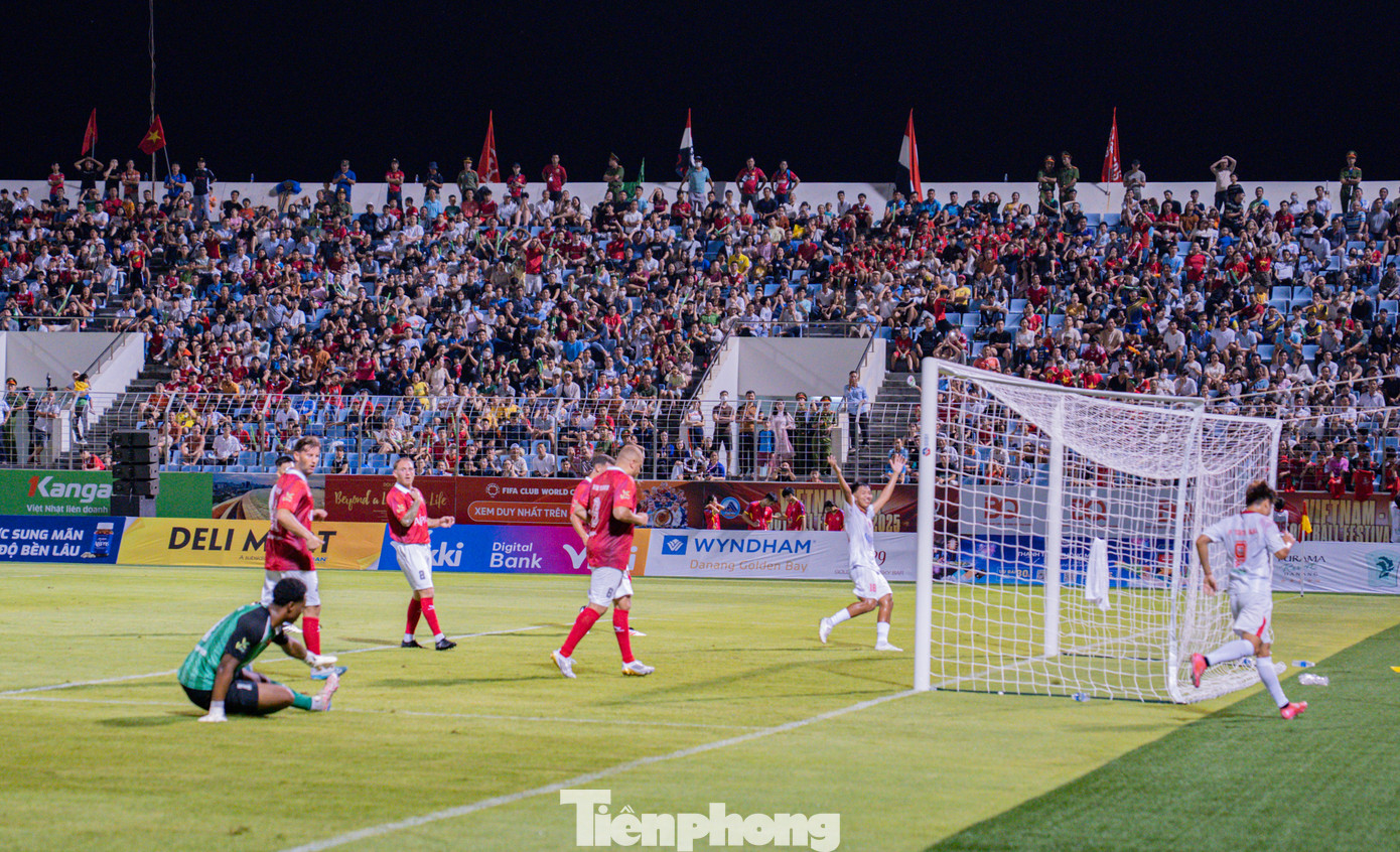 Đến phút 40, HLV Lê Huỳnh Đức rút ngắn cách biệt xuống 1-2 bằng pha xoay người dứt điểm đẳng cấp. Tuy nhiên, chỉ ba phút sau, đội khách tái lập cách biệt hai bàn khi một cựu danh thủ MU băng vào đệm bóng sau pha căng ngang chuẩn xác, nâng tỷ số lên 3-1.