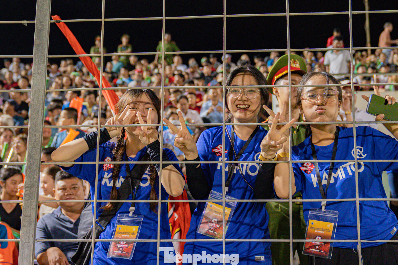 Những cổ động viên đầy nhiệt huyết và năng lượng đã phủ kín các khán đài sân Hòa Xuân. Sự cuồng nhiệt của người hâm mộ không chỉ tạo nên bầu không khí sôi động mà còn góp phần biến trận đấu trở thành một lễ hội bóng đá thực sự, gắn kết tình yêu thể thao với nhau.