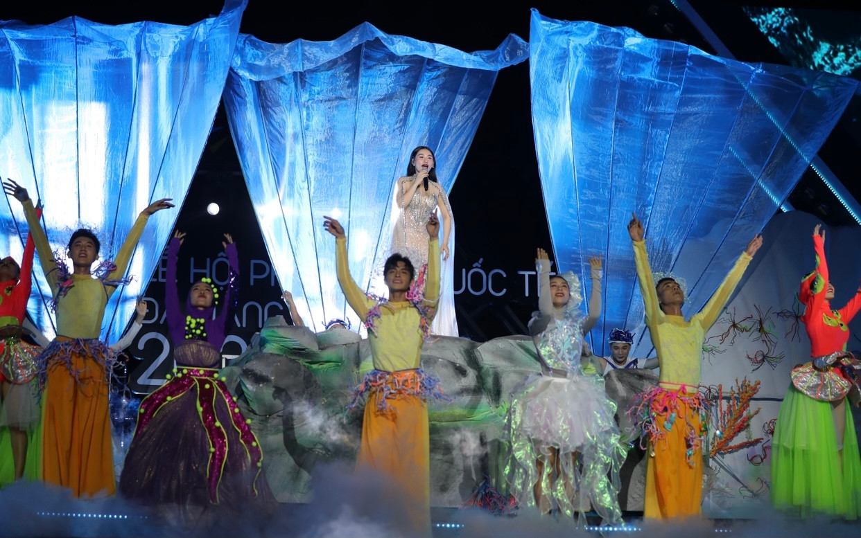 Mở màn cho đêm pháo hoa là những tiết mục âm nhạc sôi động.