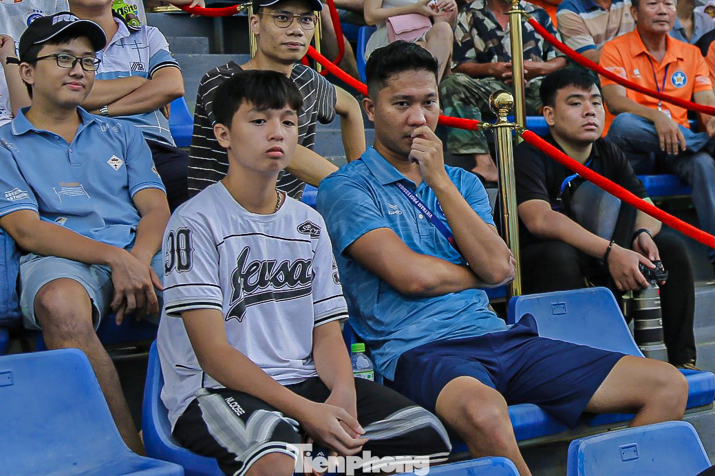 Anh Đào Thanh Quảng (trú quận Cẩm Lệ) cho biết: “Mặc dù SHB Đà Nẵng đã vô địch và sẽ trở lại V-League vào mùa sau nhưng tôi cũng muốn đến xem và cổ vũ cho đội nhà. Tuy trận đấu chỉ mang tính chất thủ tục nhưng cả hai đội đã cống hiến cho khán giả nhiều pha bóng hay, đẹp mắt”.