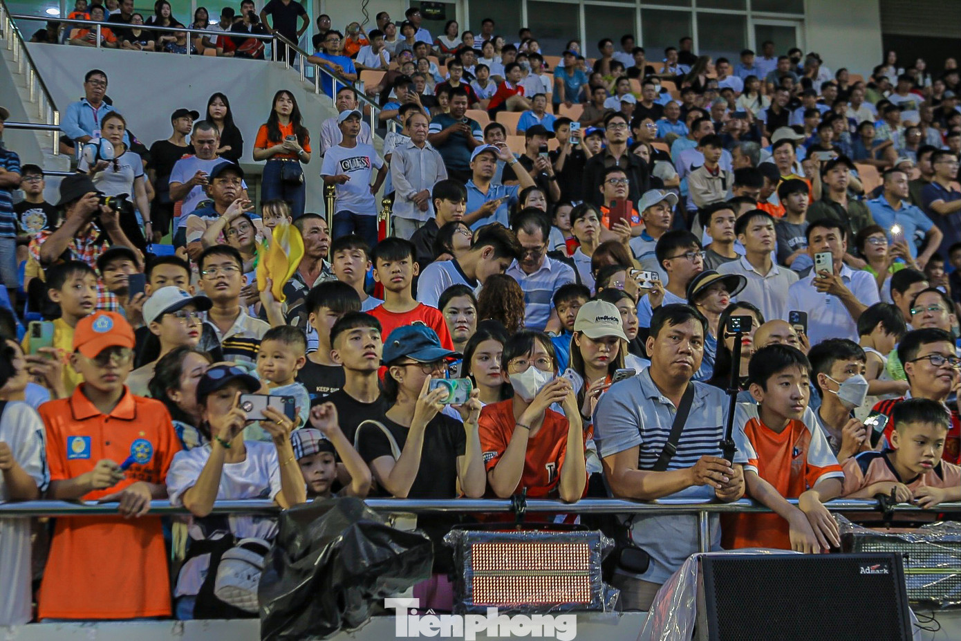 Khán giả hò reo, cổ vũ cho đội chủ nhà Đà Nẵng mặc dù đội bóng đã vô địch trước đó 3 vòng đấu.
