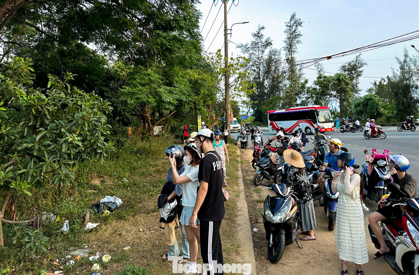 Nhiều nhóm người dân và du khách thường xuyên dừng xe để cho khỉ ăn để chụp ảnh, quay video. Ảnh: Duy Quốc.