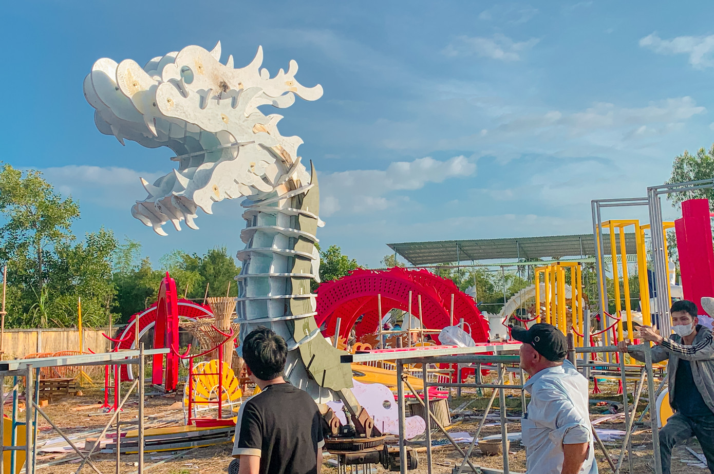 Ông Hồ Đình Cư, Chỉ huy trưởng công trình đường hoa Tết Đà Nẵng cho biết: Tổng thể tất cả sẽ có 15 vị trí trang trí hoa và 6 vị trí trang trí. Trong đó linh vật rồng dài 30m sẽ được thiết kế đặc biệt và đặt tại đầu cầu rồng, đuôi cầu rồng sẽ đặt linh vật rồng dài 8m. Hiện tại, anh em đang tăng ca ngày đêm để kịp bàn giao đúng thời gian quy định. Ông Hồ Đình Cư, Chỉ huy trưởng công trình đường hoa Tết Đà Nẵng cho biết: Tổng thể tất cả sẽ có 15 vị trí trang trí hoa và 6 vị trí trang trí. Trong đó linh vật rồng dài 30m sẽ được thiết kế đặc biệt và đặt tại đầu cầu rồng, đuôi cầu rồng sẽ đặt linh vật rồng dài 8m. Hiện tại, anh em đang tăng ca ngày đêm để kịp bàn giao đúng thời gian quy định.