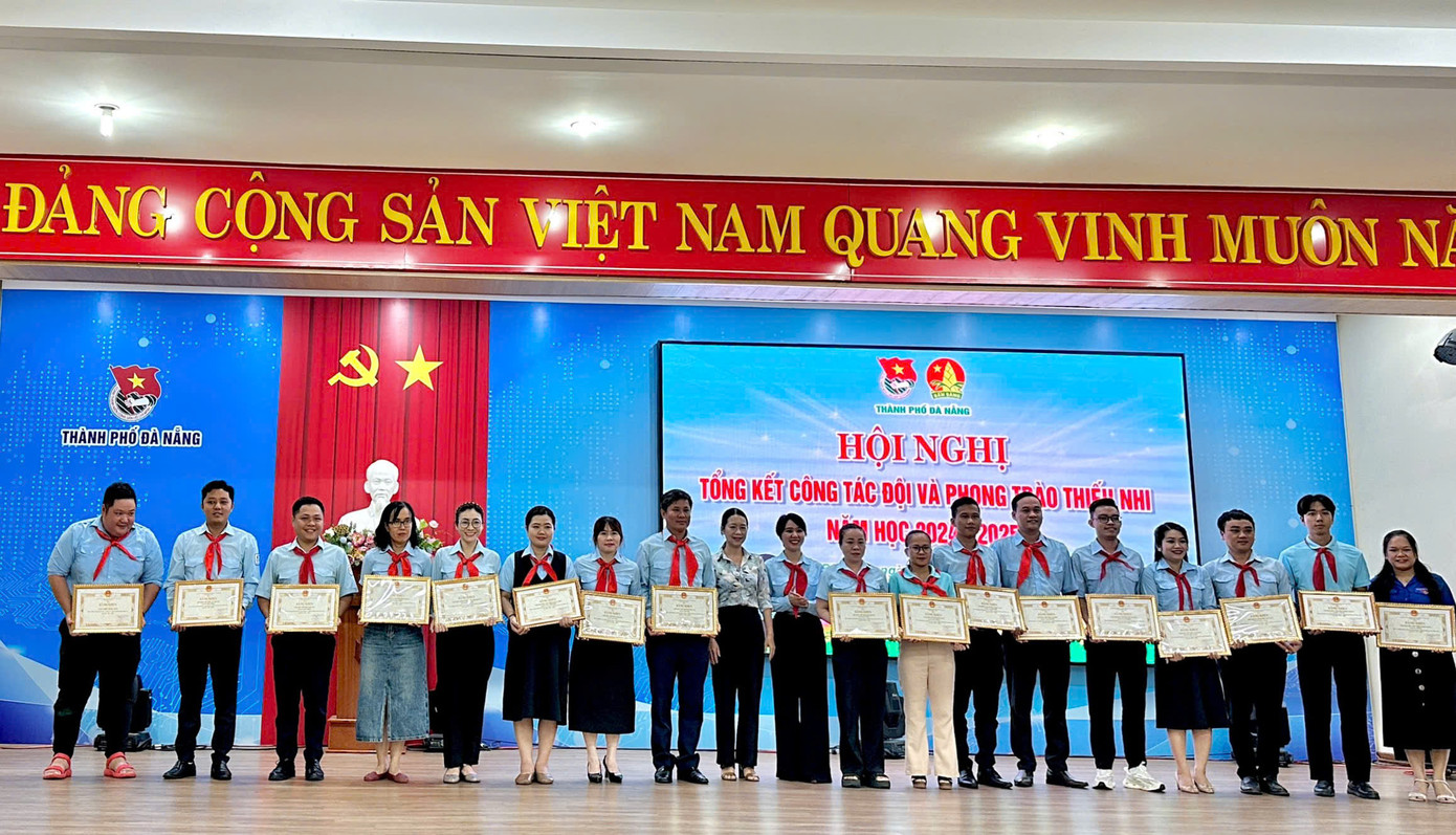 Thành Đoàn Đà Nẵng đã khen thưởng nhiều đơn vị, tập thể, cá nhân xuất sắc trong công tác đội. Thành Đoàn Đà Nẵng đã khen thưởng nhiều đơn vị, tập thể, cá nhân xuất sắc trong công tác đội.