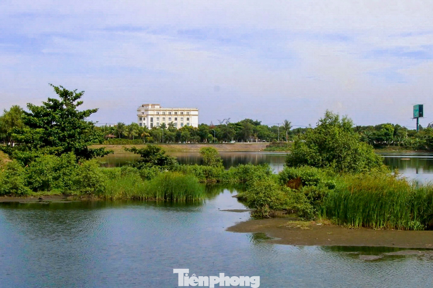 Hồ Đò Xu là hồ điều tiết quan trọng nằm trong Công viên Thanh Niên có vai trò điều hòa nước mưa. Tuy nhiên, theo thời gian, hồ đã bị bồi lắng, môi trường nước ô nhiễm và nhiều đoạn kè quanh hồ hư hỏng, xuống cấp, ảnh hưởng đến hiệu quả điều tiết và cảnh quan chung.