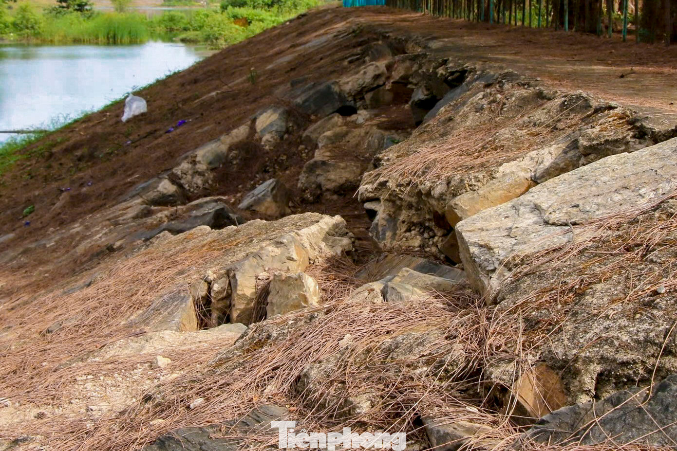 Hiện tại, nhiều đoạn kè xung quanh hồ đã bị bong tróc, hư hỏng, môi trường nước tại hồ đang bị ô nhiễm nghiêm trọng.