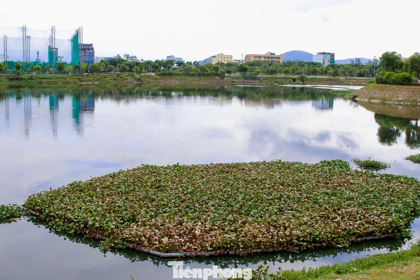 Dự án nạo vét bùn hồ điều tiết tại Công viên Thanh Niên (hồ Đò Xu), quận Hải Châu vừa được UBND TP. Đà Nẵng phê duyệt với tổng mức đầu tư hơn 17,4 tỷ đồng, triển khai trong giai đoạn 2025-2027.