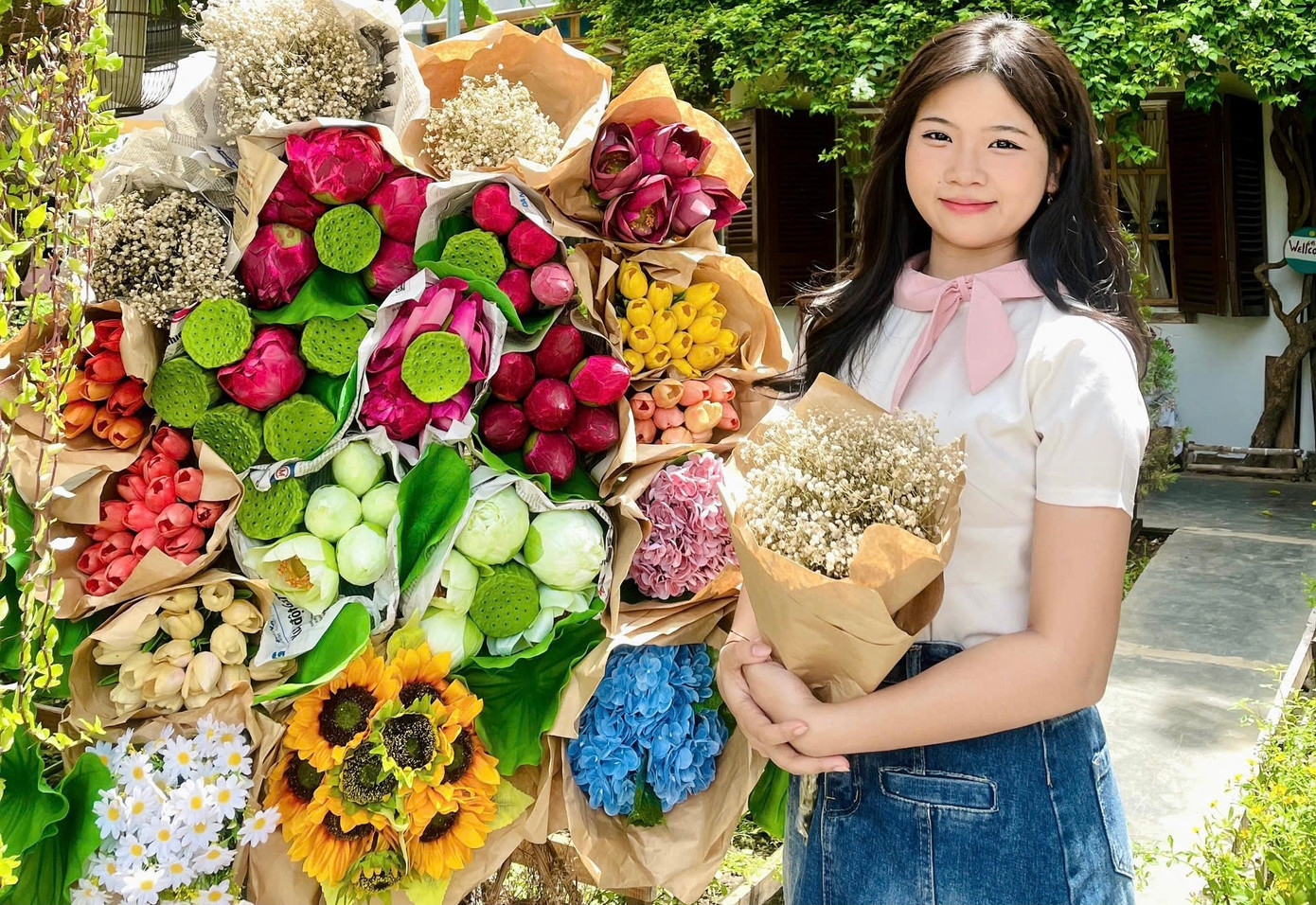 Nhiều bạn trẻ tạo dáng chụp hình bên xe hoa đầy màu sắc.