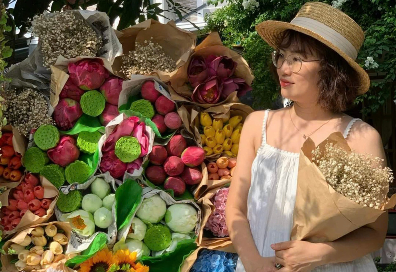 Chị Huỳnh Mai Ngọc (trú quận Hải Châu) cho biết, để tìm được quán cà phê có xe hoa chị phải lên mạng dò xem rồi hỏi bạn bè mới tìm được quán. “Tôi rất thích chụp hình theo kiểu mùa thu Hà Nội nhưng chưa có dịp để đi. Khi nghe ở Đà Nẵng có quán cà phê được trang trí theo phong cách này liền tìm đến đây. Thật sự tôi rất vui vì đến đây vừa được trải nghiệm vừa có ảnh đẹp”, chị Ngọc nói.