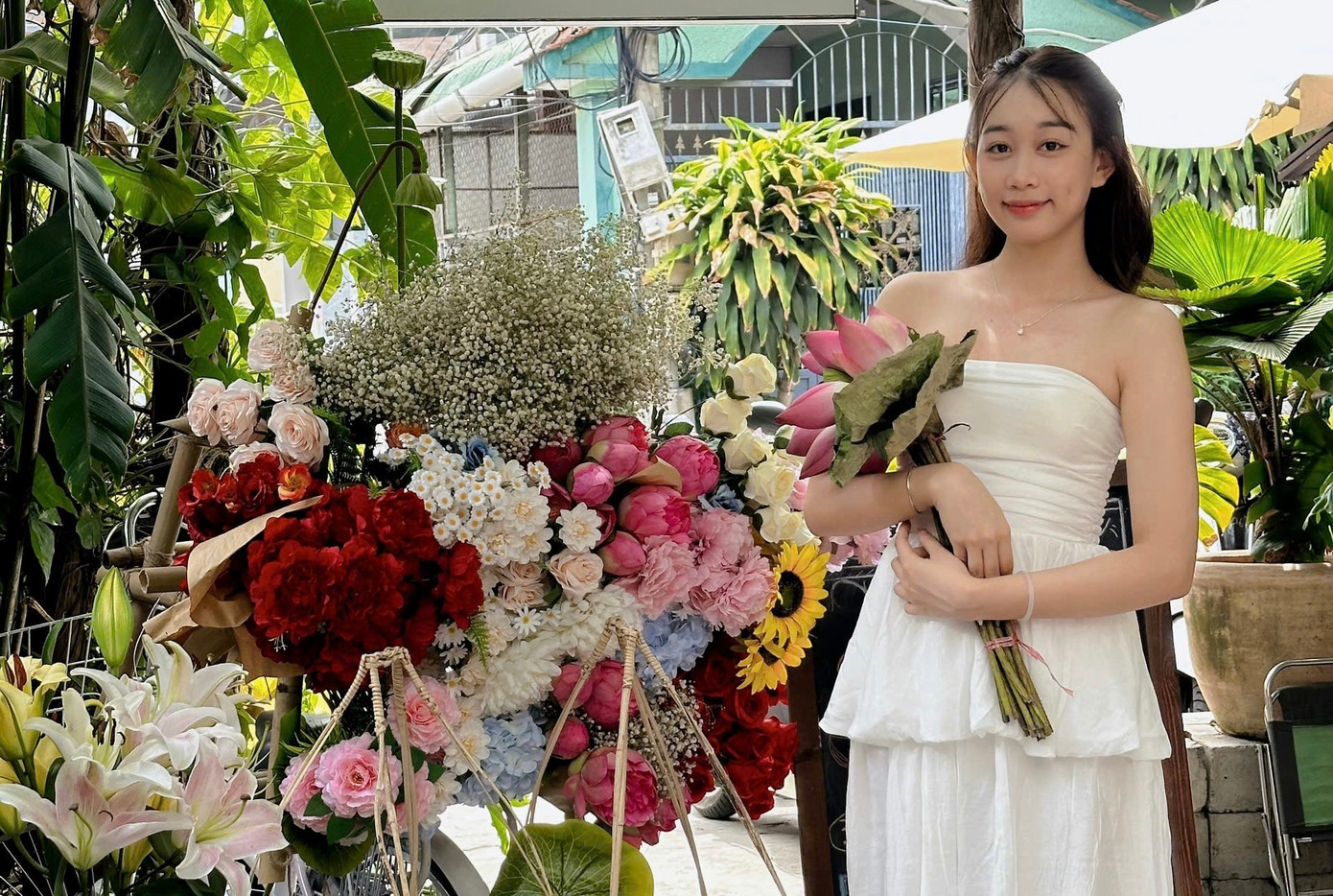 “Xem trên mạng có nhiều bộ ảnh các bạn chụp bên xe hoa rất đẹp nên em cũng tìm đến đây để chụp hình làm kỷ niệm. Đến đây thưởng thức cà phê, được trải nghiệm không khí như mùa thu ở Hà Nội thật tuyệt vời”, Hoài An cho biết.