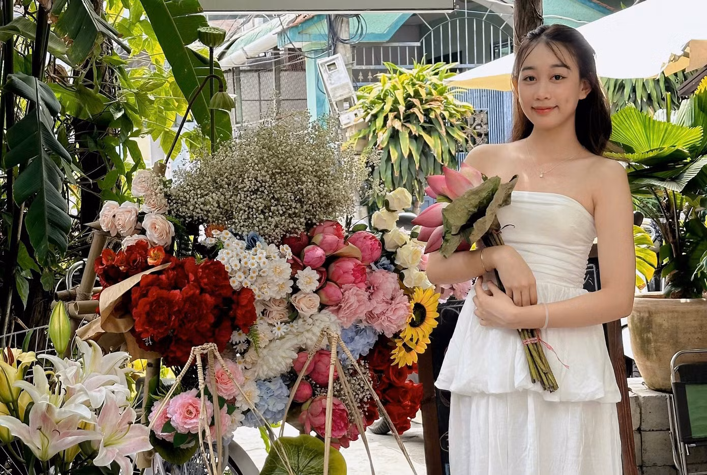 “Xem trên mạng có nhiều bộ ảnh các bạn chụp bên xe hoa rất đẹp nên em cũng tìm đến đây để chụp hình làm kỷ niệm. Đến đây thưởng thức cà phê, được trải nghiệm không khí như mùa thu ở Hà Nội thật tuyệt vời”, Hoài An cho biết.